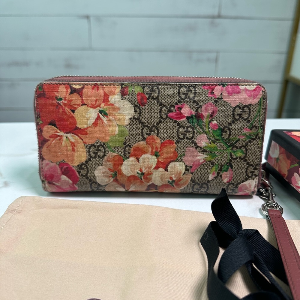 SOLD ❌❌❌ Gucci Bloom Zippy Wallet - Picture 3 of 11
